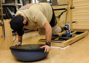 1280px-US_Navy_110309-N-UB993-129_A_Sailor_mountain_climbers_using_the_core_align_pilates_machine_during_a_physical_therapy_appointment_in_the_Comprehensi